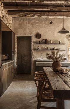 Cuisine vintage : Ces 5 styles rétro dont il faut s'inspirer Interior Design Kitchen Rustic, Tuscan Kitchen Design, Rustic Interior Style, Unfitted Kitchen, Old Stone Houses, Bookcase Decor, Tuscan Kitchen, Interior Design Rustic, Kitchen Inspiration Design