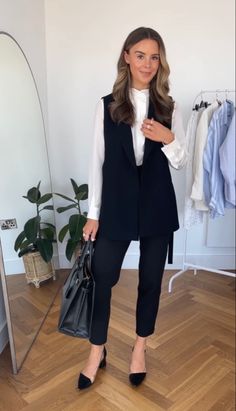 Stylish Lawyer Outfits, Blazer Without Sleeves Outfits, Vest Corporate Outfit, Professional Vest Outfits For Women, Holiday Luncheon Outfit Work, Executive Secretary Outfit, Business Casual Vest Women, Sleeveless Blazer Outfit Winter, Black Vest Outfits For Women Work