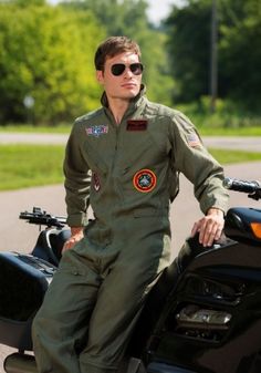 Men's Flight Suits, Pilot Halloween, Maverick And Goose, Pilot Costume, Flight Suit, Black Combat Boots, Fantasias Halloween, Mens Costumes, Outfits Aesthetic