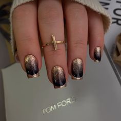 Black And Gold Biab Nails, 50th Birthday Nails For Women, Black And Gold Ombré Nails, Black And Gold Party Nails, Black And Gold Gel Nails Short, Black And Gold Tip Nails, Black Gold Ombre Nails, Black And Gold Bling Nails, Black And Gold New Years Nails