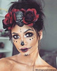 Maquiagem para Halloween. Veja ainda muitas outras ideias de fantasias para o Dia das Bruxas. #halloween #maquiagemhalloween #diadasbruxas Makijaż Sugar Skull, Diy Halloween Scary, Muertos Makeup, Halloween Makeup Sugar Skull, Halloween Nails Diy, Disney Coco, Den Mrtvých