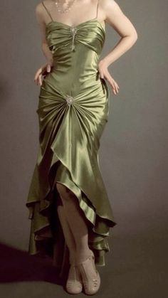 olive satin dress, source unknown Gala Poses Reference, Vintage Gala Dress, Gala Short Dress, Princess Dress Poses, Gala Dress Aesthetic, Chique Outfits, Prom Dress Inspiration, فستان سهرة