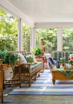 Rustic Sunroom, Indoor Sunroom, Screened In Porch Diy, Farmhouse Layout, Small Sunroom, Indoor Porch, Four Seasons Room, Sunroom Furniture, Sunroom Ideas