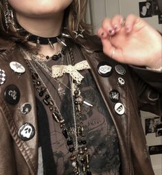 Crowcore Diy, Halloween Goth Outfit, Diy Button Pins, Earth Goth, Crowcore Fashion, Maximalism Jewelry, Crowcore Aesthetic, Crowcore Outfit, Alt Clothes Diy