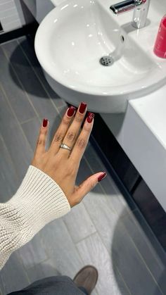 Dark Cherry Red Nails Design Square, Short Square Dark Red Nails, Short Square Burgundy Nails, August Square Nails, Autumn Nails Square Short, Burgundy Nails Square, Wine Fall Nails, Red Autumn Nails, Nails Fall Autumn