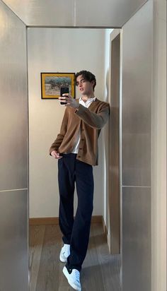 Cardigan Outfit Aesthetic Men, Male Cardigan Outfit, Travel Outfit Fall, European Fall Outfits, Fall Outfits Chic, Fall Travel Wardrobe, Fall Outfits Comfy, European Fall, Formal Aesthetic