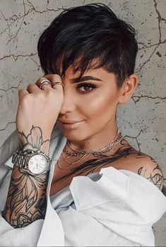 Short Hairstyles That Are Easy to Style Bob Hair Color, Mysterious Beauty, Short Hair Trends, Pixie Hair, Makijaż Smokey Eye, Short Pixie Haircuts, Short Haircut, Girl Short Hair, Short Hair Styles Pixie