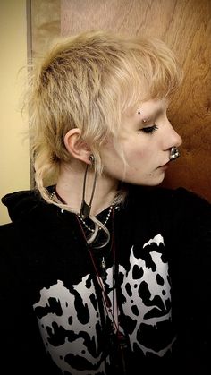 huge safety pin 🧷 Grunge Punk Haircut, Punk Hair Styles Women, Short Curly Punk Hair, Wispy Mullet, Curly Alt Hairstyles, Punk Hair Short, Short Fringe Hairstyles, Punk Hair Women