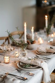 Thanksgiving Table Setting Ideas for a Nordic style simplicity. White linen table cloth, matt gold cutlery, elegantly folded flowing linen napkins tied with  rustic rope string, white candles, seasonal foliage and ceramic white cutlery - an epitome of elegance and yet so natural and simple. Simple Classy Table Decor, Fall Dinner Party Table Settings, Long Table Thanksgiving Decor, Elegant Dinner Setting, Dinner Table Fall Decor, Thanksgiving Elegant Table Settings, Organic Modern Table Setting, Rustic Thanksgiving Table Decor, Thanksgiving Host Decor