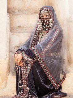 Arab Outfit, Yemeni Clothes, Arabic Clothing, Art Deco Hair, Niqab Fashion, Traditional Wedding Dresses, Arab Fashion, Arab Women, Traditional Fashion