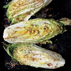 grilled lettuce with seasoning and pepper sprinkled on top