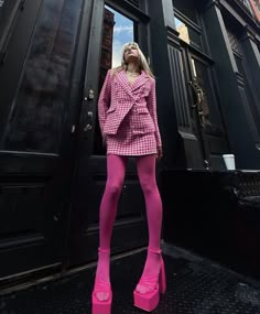 Hot Pink Monochromatic Outfit, Hot Pink Tights Outfit, Colored Tights Outfit Aesthetic, Edgy Pink Outfits, Monochromatic Outfit Pink, Coloured Tights Outfit, Outfit Magenta, Hot Pink Outfits