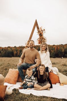 fall family photo inspo for famillies looking for family photos. Outfit inspo for fall for both kids and aduts. Themed photoshoot for fall Mini Photo Shoot, Cow Photography, Fall Backdrops, Fall Family Portraits