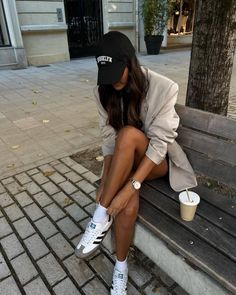 Classic Edgy Outfits Summer, New York Fall Outfit 2023, Everyday Spring Outfits 2024, Paris Outfits Spring Parisian Style, Beige Trainers Outfit, Adidas Outfit Aesthetic, Hat Outfits For Women, Cap Outfits For Women, Samba Adidas Outfit