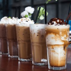 three different types of drinks sitting on a table with the caption appende a elabra delicoos frapples en casa