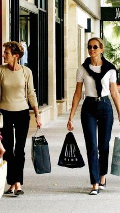 Chanel Vanity, Priscilla Presley, 가을 패션, Outfit Inspo Fall, Classic Outfits, Mode Inspiration, Audrey Hepburn, Marbella, Elegant Outfit