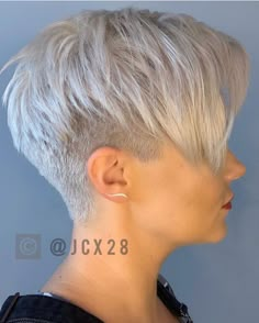 Funky Short Hair, Short Hair Undercut, Super Short Hair, Short Grey Hair, Edgy Short Hair, Girl Haircuts, Penteado Cabelo Curto, Short Pixie Haircuts, Undercut Hairstyles