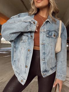 Comfy Jean Jacket Outfit, Denim Shaket Outfits, Jean Jacket Outfits Western, Jean Jacket Hoodie Outfit, Light Wash Jean Jacket Outfit, Vintage Jean Jacket Outfit, Light Jean Jacket Outfit, Leggings And Jean Jacket Outfit, Oversized Denim Jacket Outfit Fall