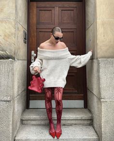 Red Pointy Shoes Outfit, Red Stockings Outfit, Burgundy Tights, Red Tights, Stockings Outfit, Looks Pinterest, Lace Tights, Skirt Mini, Lookbook Outfits