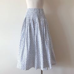 J. Crew Midi Skirt. White And Blue Color. New With Tag 1000% Cotton Label Size S Flat Measurements: Elastic Waist: 13''--20'' (26''--40'' Around) Length: 33'' Midi Skirt White, Cotton Labels, Skirt Midi, Skirt White, Label Sizes, White Blue, What To Wear, Maxi Skirt, Midi Skirt