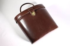 The cute XL lunchbox brown leather bag will accentuate any outfit. Ample room to hold your belongings. Soft brown leather on the outside and black fabric on the inside. Brown leather top handle and latch closure. This bag has not been used. It is a prototype of designer. Ref: B0524 Condition: Near Mint Size: 29cm L X 22,5cm H X 13cm D More vintage handbags in my online shop: http://www.vintagecarwen.com Retro Leather Box Bag For Travel, Vintage Brown Tote Box Bag, Brown Bucket Box Bag For Formal Occasions, Formal Brown Bucket Box Bag, Brown Tote Box Bag For Formal Occasions, Vintage Leather Box Bag For Office, Vintage Top Handle Box Bag For Office, Brown Formal Tote Box Bag, Formal Brown Tote Box Bag