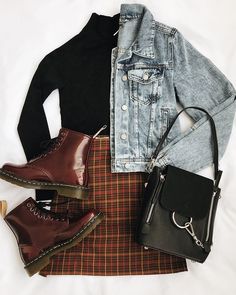 Doc Martens Outfit, Light Wash Denim Jacket, Francoise Hardy, Lara Jean, Look Retro, 90s Fashion Outfits, Chunky Boots