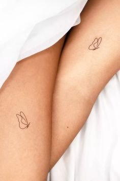 tatuajes de mariposas para mama e hijos, dibujo minimalista con una linea After Tattoo, Meaningful Tattoo Ideas, Butterfly Tattoo Ideas, Tattoo Ideas Unique, Matching Friend Tattoos, Cute Matching Tattoos, Unique Butterfly Tattoos, Small Matching Tattoos