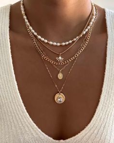 Necklasses Ideas, Soft Gold Jewelry, How To Style Gold Jewelry, Gold Vintage Necklace, Gold Summer Jewelry, Jewelry Post Ideas, Jewelry Accessories Aesthetic, Necklace Styling