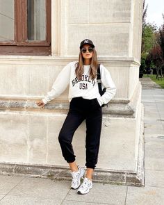 Comfy Movie Night Outfit, Comfy Movie Night, Movie Night Outfit, New Balance 530 Outfit, Outfits For College, Sporty Chic Outfits, Casual Sporty Outfits, Outfit Sporty, Disney 2023