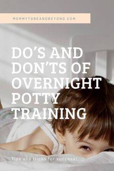 a little boy laying in bed with the words do's and don'ts of overnight potty training