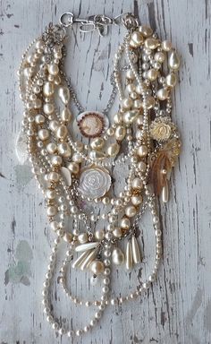 Pearl And Lace, A Necklace, Old Jewelry, Chic Jewelry, Bijoux Diy, Jewelry Ideas, Art Designs, Jewelry Inspiration, Jewelry Crafts