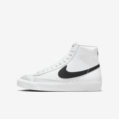 The Nike Blazer Mid '77 channels the old-school look of Nike basketball with a vintage midsole finish. Throwback style with modern materials means you can run, skip and jump in comfort. Shoes For School, Back To School Shoes, White Nike Shoes, Preppy Shoes, Pretty Shoes Sneakers, Nike Blazer Mid 77, All Nike Shoes, Shoe Wishlist, Nike Blazer Mid