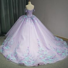 Ballroom Gowns Princesses, Fantasy Ballgowns, Vintage Romance Wedding, Pretty Gowns, Farewell Dresses, Fantastic Dress, Lace Veils Bridal, Beautiful Ball Gowns, Barbie Dress Pattern