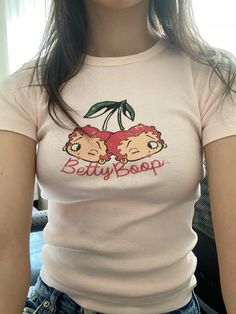 Betty boop shirt Betty Boop Outfits, Betty Boop Aesthetic, Betty Boop Shirt, Hibiscus Shirt, Moodboard Fashion, Fashion 2025, Printed Tshirts, Y2k Fits, Fit Ideas