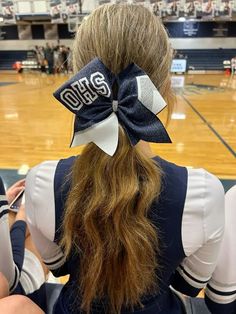 The Best Hairstyles for Cheerleading - NUTRI RUN CLUB Low Ponytail Cheer Hair, Hairstyles With Cheer Bows, Cheer Hair With Bow, Cheer Bow Hairstyles, Cheer High Ponytail, Cheerleading Hairstyles With Bows