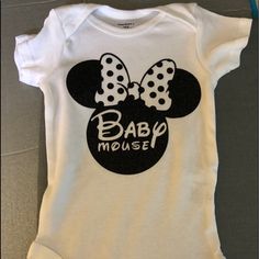 Disney Style Baby Mouse Onesie Vinyl Design Gerber Cotton Onesie New Never Worn Personalization Available Follow Me/Message Me On Instagram @Madebymegabug Disney Onesie, Free Svg Files For Cricut, Cricut Baby, Funny Disney, Baby Mouse, Disney Funny, Disney Style, Vinyl Designs, Message Me