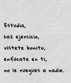 a piece of paper with the words estudia, haz ejercico, visete bonito, enfocate en ti, no le vegeos a nadieves a naddie