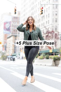 It's amazing to see how plus-size models are getting more exposure in the fashion industry, social media, and photography. Due to plus size photo poses, they Poses For Plus Size, Plus Size Looks, Curvy Plus Size, Grad School