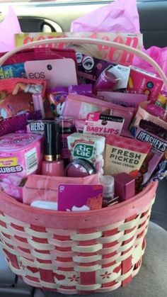 🎁Gift Basket Ideas That Will Make Their Day! Pink Out Basket, Pink Theme Gift Basket, Sweet 16 Basket Ideas Gift, Volleyball Gift Basket Ideas, Sweet 16 Gift Basket Ideas, Pink Themed Gift Basket, Pink Basket Gift Ideas, Color Themed Gift Baskets, Blue Themed Gift Baskets