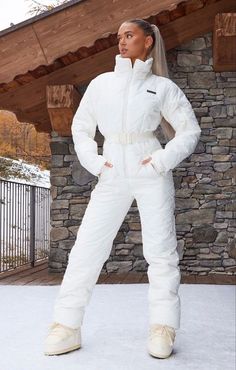 Ski Outfits For Women Style, Ski Clothes Women, Trendy Ski Outfits, White Ski Outfit, Snow Suit Womens, Ski Fashion Womens, Ski Outfits For Women, Ski Suits For Women