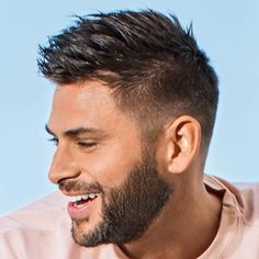 Messy, wet effect, shaved military style, with natural shades or with ridges and designs, here are the most beautiful 2021 men's short cuts to be inspired by! Short Mens Cuts, Famous Hairdressers, Haircuts 2020, Short Hair For Boys, Hair Man, Curly Haircuts, Cool Short Hairstyles