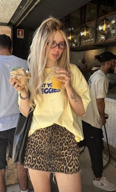 Style With T Shirt, Oversized T Shirt Outfit Summer, Styling A T Shirt, How To Style A T Shirt, Leopard Bag Outfit, Yellow T Shirt Outfit, Outfits With Bags, How To Style A Shirt, Cool Outfits Summer