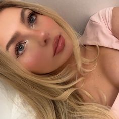 Blonde Hair On Pale Skin Brown Eyes, Natural Makeup Blonde Green Eyes, Makeup Looks For Blondes Blue Eyes, No Makeup Makeup Blonde, Prom Makeup Blonde Hair, Pfp Feminine, Makeup For Blue Eyes Blonde Hair, Blonde No Makeup, Pretty Girl Aesthetic Blonde