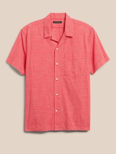 At once easygoing and elevated, this lightweight Summer shirt takes influence from the classics with traditional plaid weave from plush organic cotton.  ORGANIC: Made with certified, organically grown cotton that's easier on the earth.  Camp collar. Resort Shirt, Red Plaid, Pocket Square, Summer Shirts, The Earth, Banana Republic, Casual Button Down Shirt, Organic Cotton, Men Casual