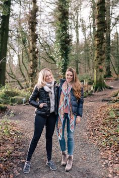 Hiking In Ireland Outfit, Forest Trip Outfit, Winter Trekking Outfit, Trekking Photo Ideas, Hiking Photoshoot Friends, Hiking Photography Friends, Moncler Boots, Trekking Outfit Women, Frame Jeans