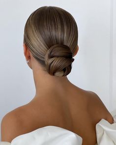 Wedding ideas • Instagram Elegant Hairstyle, Wedding Bun Hairstyles, Bridal Hair Buns, Wedding Hairstyles Bride, Ball Hairstyles, Dance Hairstyles, בר מצווה