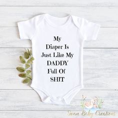 Funny Onesie Ideas, Sayings For Onesies, Baby Onsies Ideas Funny, Cute Onesies For Babies, Funny Newborn Onesies, Funny Boy Onesies, Baby Onsies Ideas, Diy Onesie, Funny Baby Onesies Girl