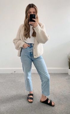 Simple City Outfits, Birkenstock Sandals Outfit, Birkenstock Outfit, Mom Jeans Outfit, Coastal Vibes, Ootd Inspo, Outfit Jeans, Autumn Outfits, Teacher Style