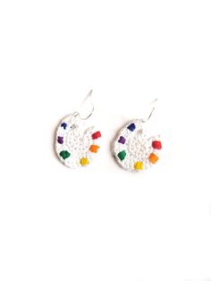 Paint palette earrings Crochet Earrings Free Pattern, Crochet Painting, Creative Earrings, Crocheted Jewelry, Palette Design, Artist Palette, Crochet Things, Painted Earrings, Quick Crochet