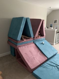 there is a bed that has been made to look like an upside down slide